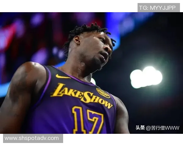 芬尼·史密斯三分偏出 詹姆斯二次进攻得手 芬尼·史密斯三分偏出 詹姆斯二次进攻得手